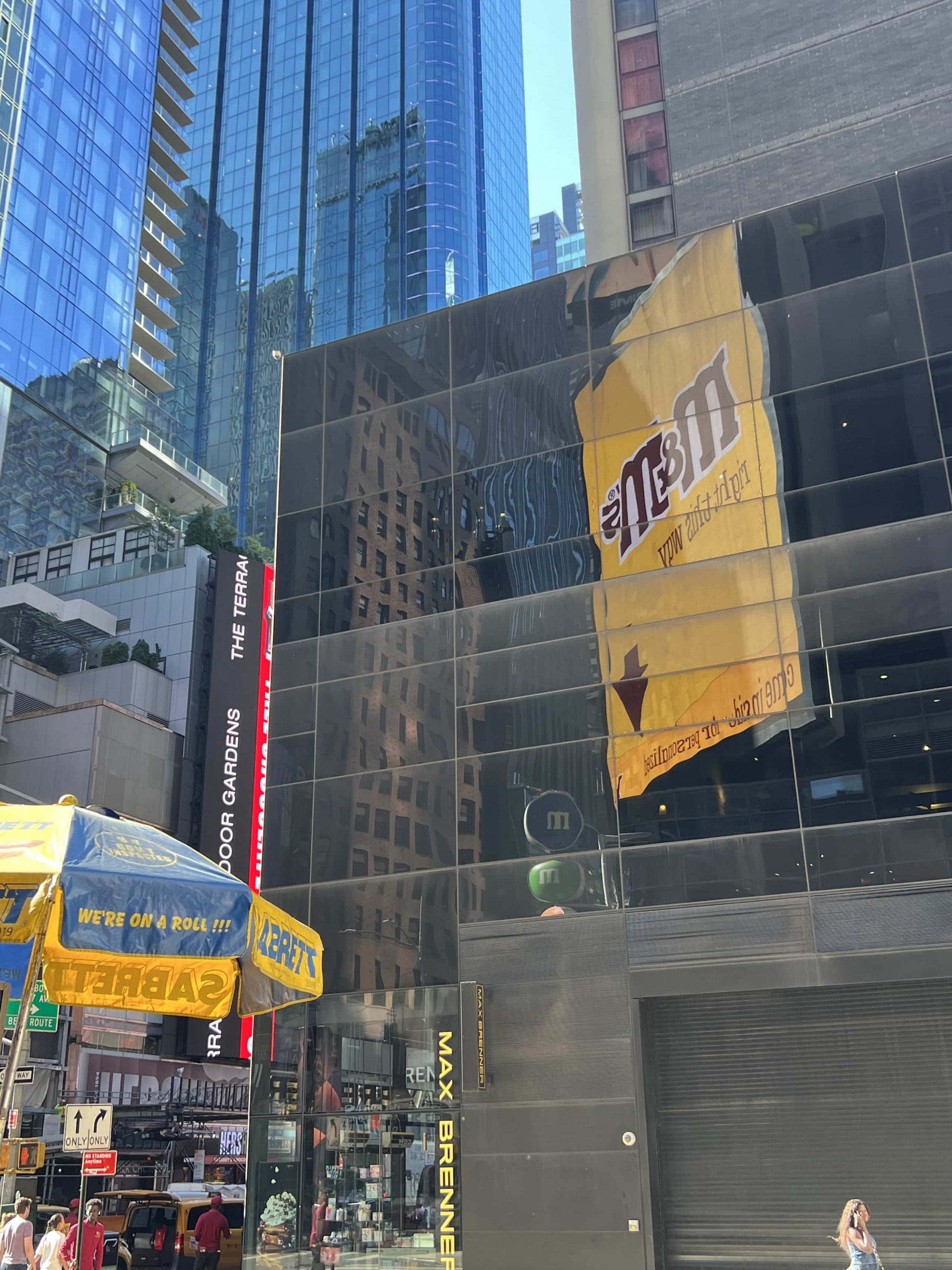 East_Coast_Roadtrip_New_York_Ithaca_a00002 A reflection of te eM&M chocolate sign in the New York Skyscrapers