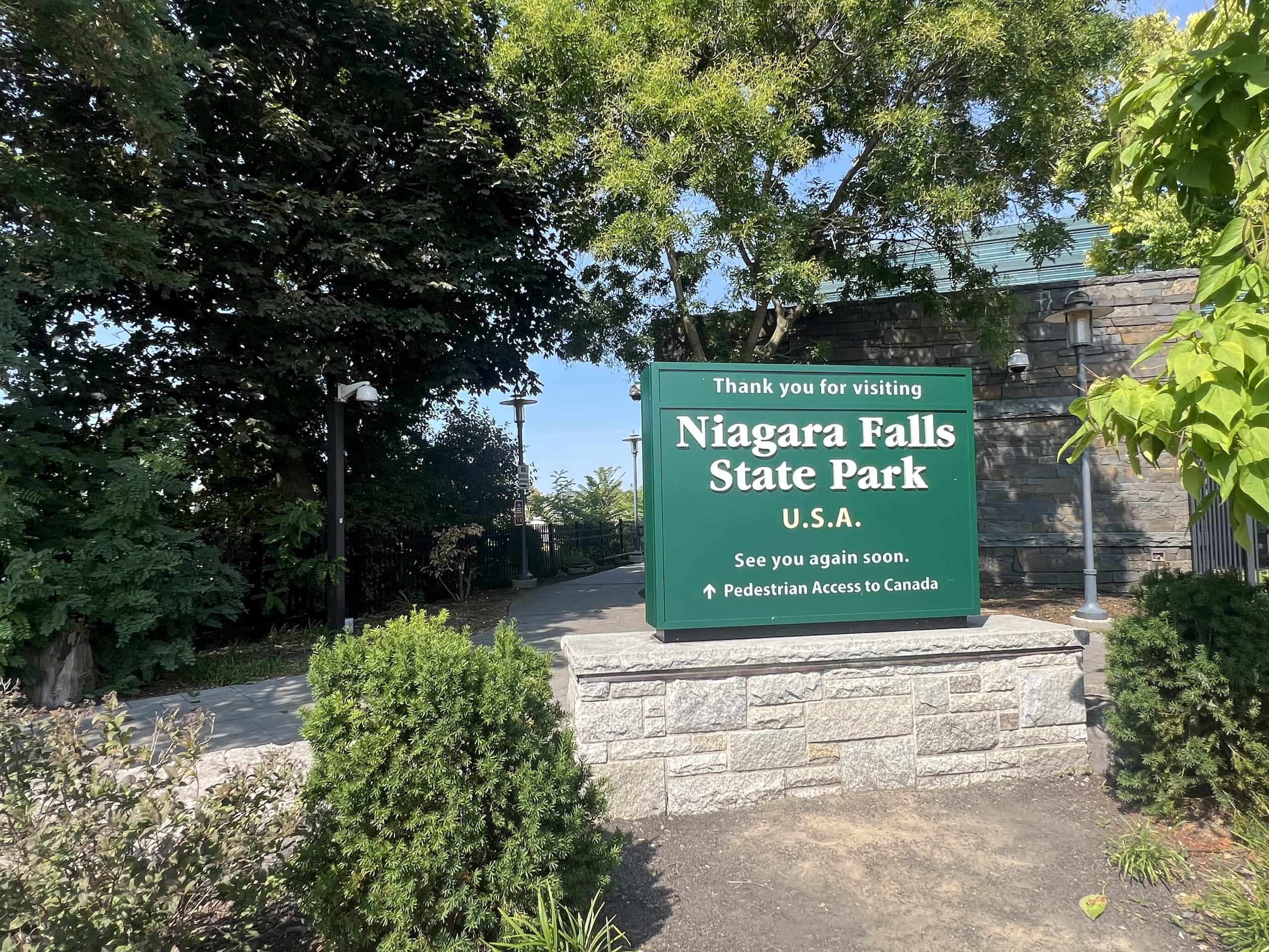 East_Coast_Roadtrip_Niagara_00005 A green sign saying thank you for visiting Niagara Falls State Park in the USA