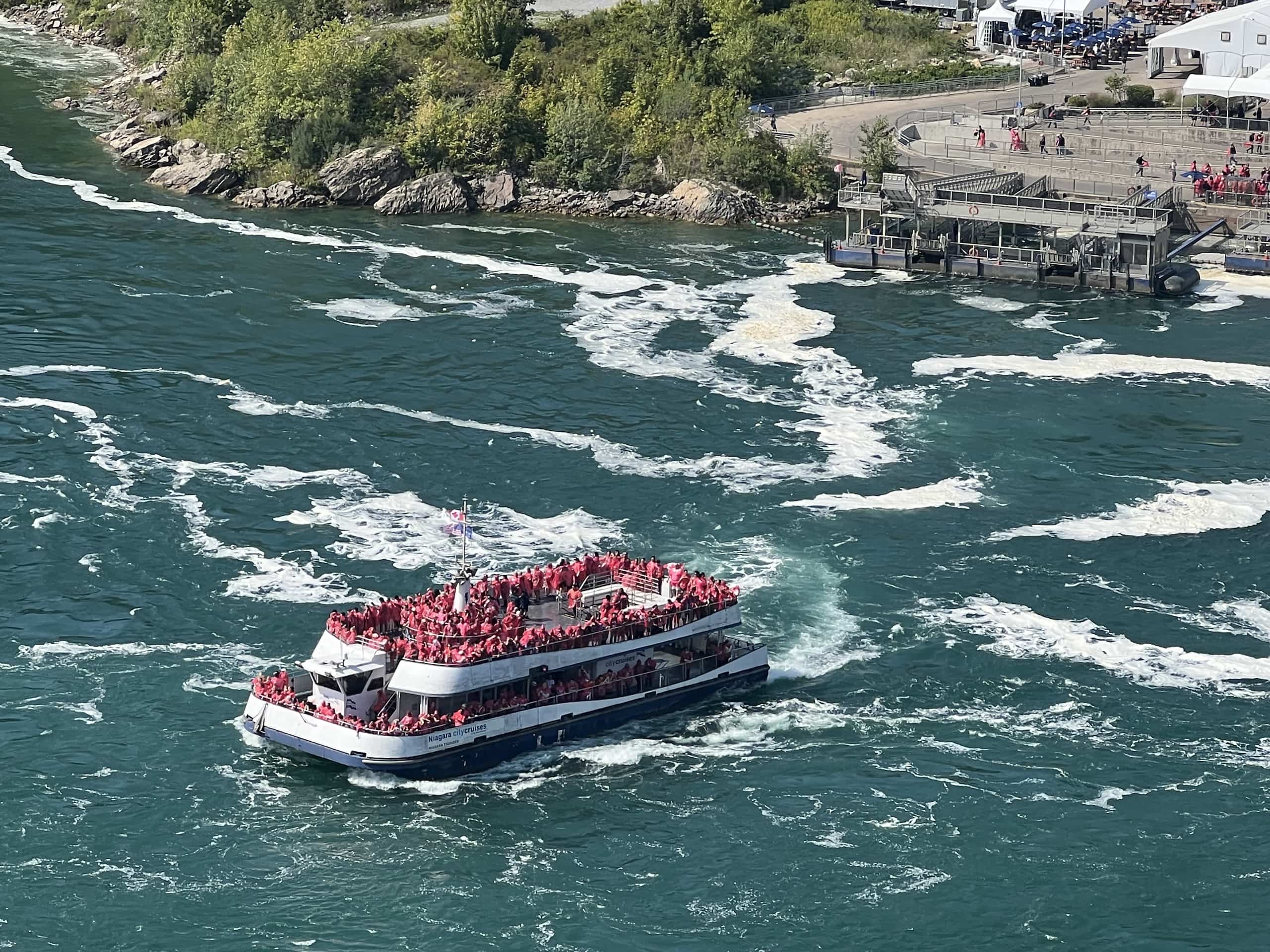 East_Coast_Roadtrip_Niagara_00007 The Maid of the mist in the choppy green water of Niagara Falls