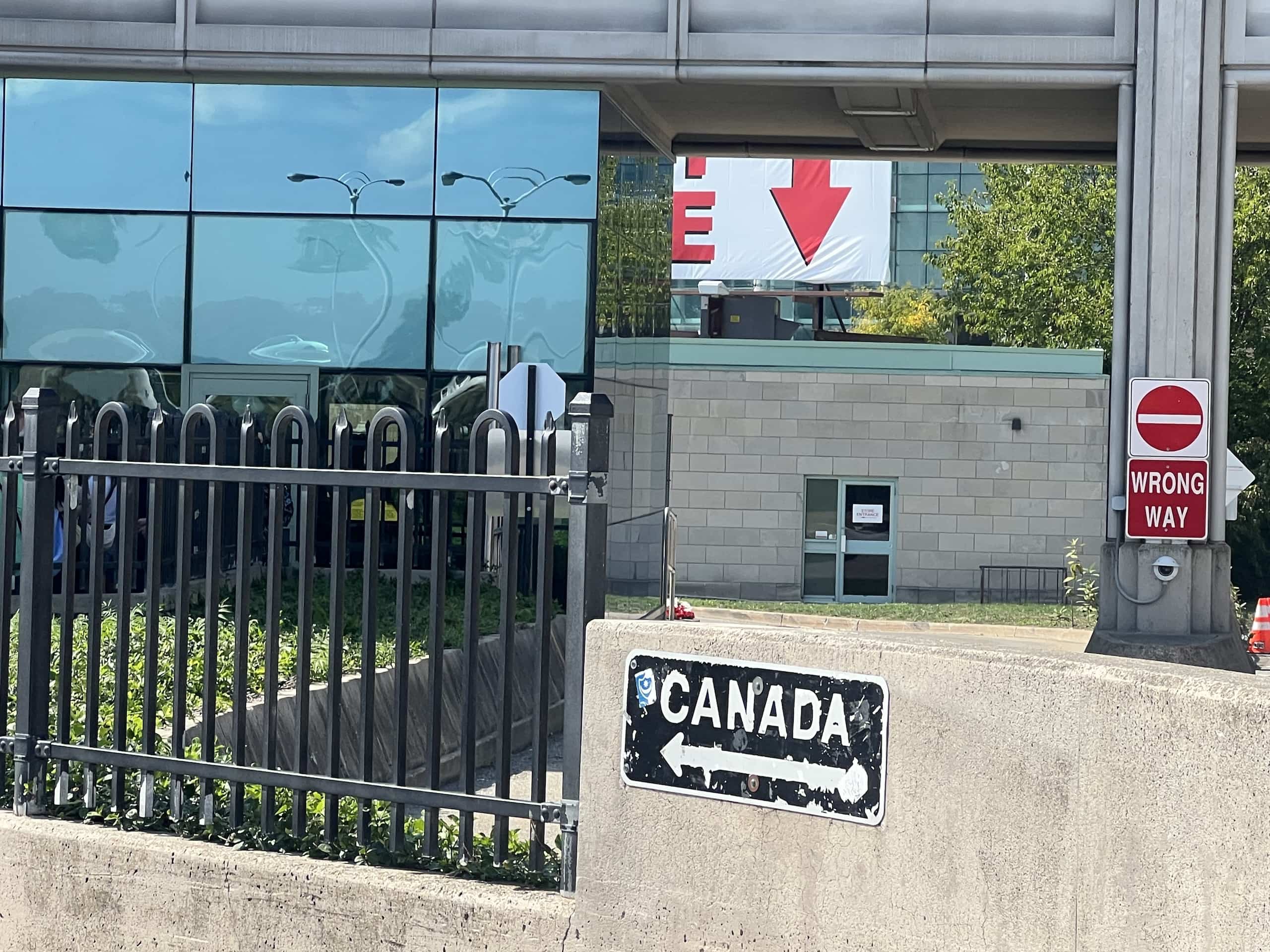 East_Coast_Roadtrip_Niagara_00011 Canadian Immigration at the end of the Rainbow Bridge